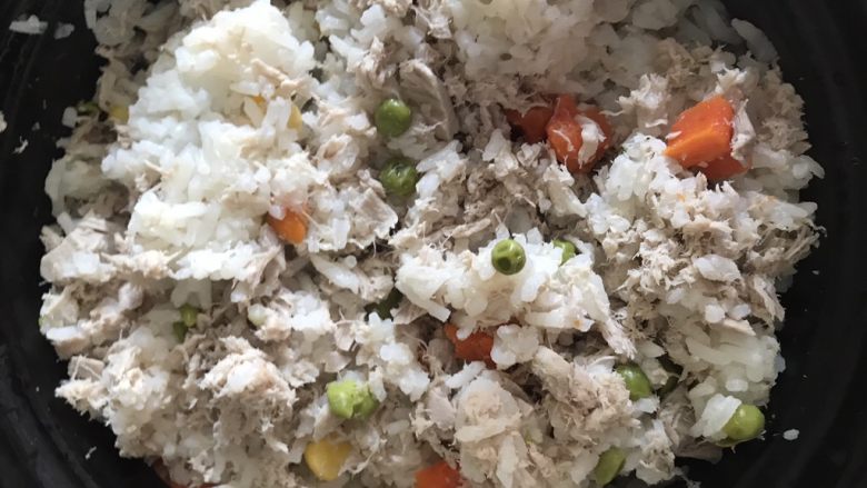 吞拿鱼蔬菜饭,上下翻拌,如果觉得味道太淡,再撒适量盐,我拍了撒盐但是这里显示不出,反正是咸淡度大家自己掌握