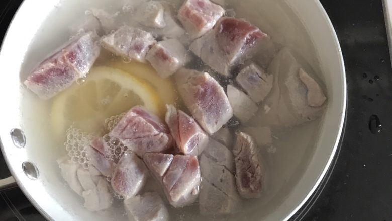 吞拿鱼蔬菜饭,接着焖饭的同时,锅里烧开可以放些柠檬进去,水烧开后放入吞拿鱼鱼肉
