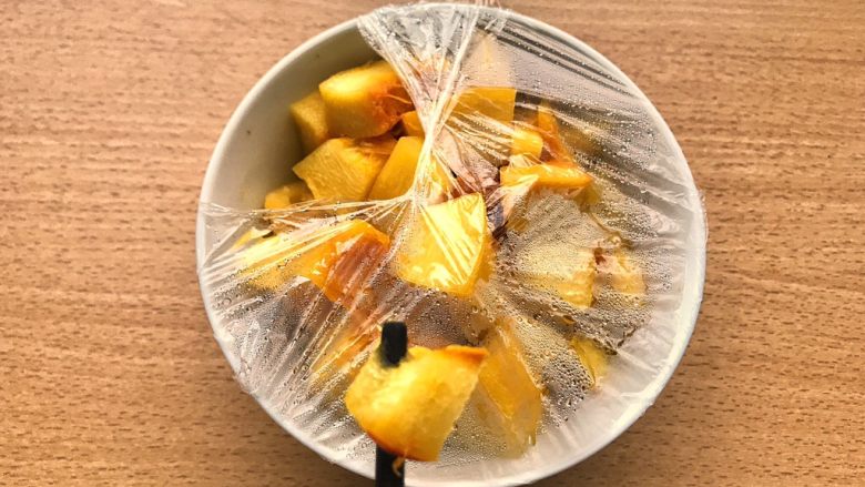 枸杞南瓜粥,叮好后南瓜可以很轻易被筷子穿透,就说明熟透了。