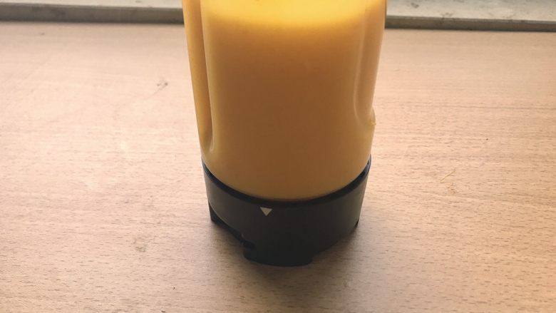 枸杞南瓜粥,启动搅拌机,搅打细腻程度如图。尽量搅拌久一点,形成细腻的南瓜泥。