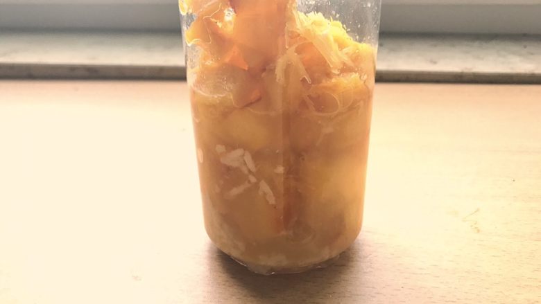枸杞南瓜粥,加入300ml温水。因为南瓜还是热的,所以尽量不要让温度差别太大。