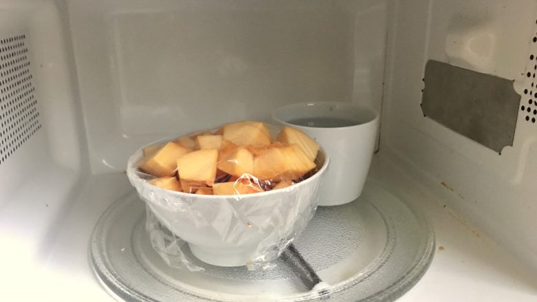 枸杞南瓜粥,将一碗热水和南瓜一起放微波炉叮5分钟。期间可以清理之前切的皮和梗什么的。再有时间就去刷牙洗脸吧!( ̄∇ ̄)