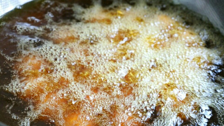 什锦土豆丸,全部定型后,全部放入油锅中复炸至全熟后捞出即可~