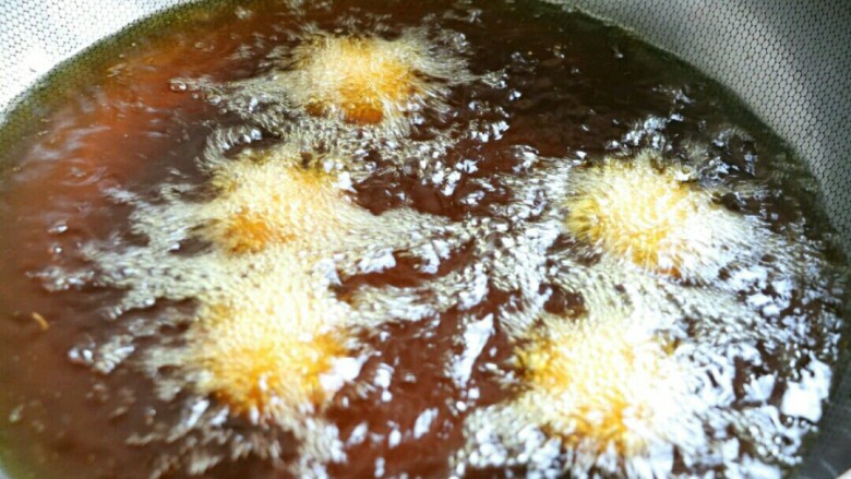 什锦土豆丸,锅内烧油,8成热下锅炸制~依然是定型后捞出,这是我的习惯,主要考虑丸子能一起熟,不会有凉有热。当然你也可以一次就将丸子炸熟哈~