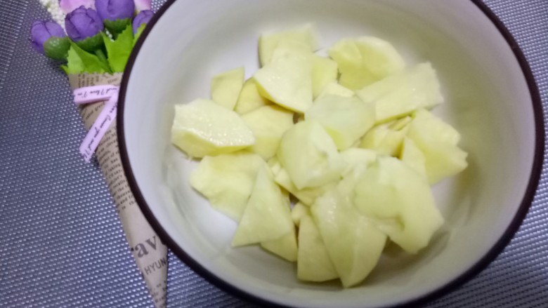 萝卜炖土豆,土豆掰成小块,不要切。这样好吃。