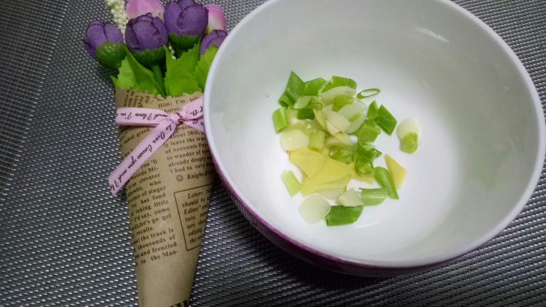 萝卜炖土豆,葱姜蒜切碎,备用。