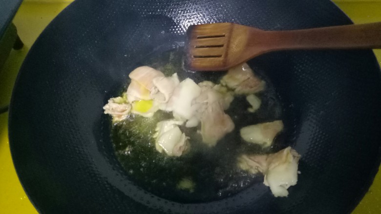 萝卜炖土豆,油温到7分热时,放入切好的肉片,翻炒。