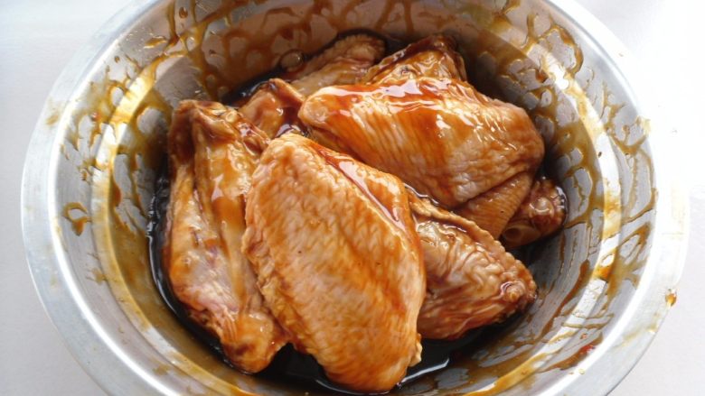 吃鸡胡椒酱焖鸡翅,加入盐和<a style='color:red;display:inline-block;' href='/shicai/ 721'>蚝油</a>,翻拌均匀