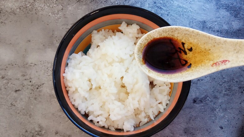 剩米饭妙用—鸡蛋酱油炒饭,加入大半勺生抽和老抽（老抽上色）