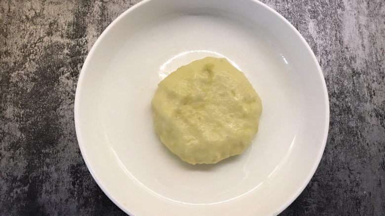 土豆饼,手上沾少许油,取适量土豆泥揉成圆形压扁