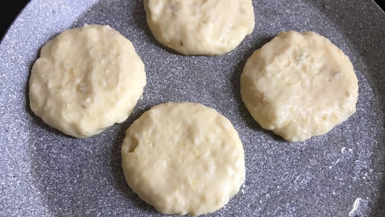 土豆饼,平底锅刷少许油,放入土豆饼两面煎金黄