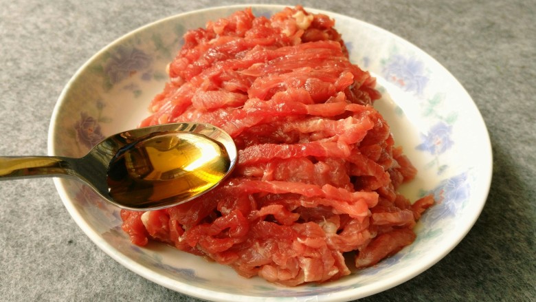 爆炒牛肉丝,加1勺<a style='color:red;display:inline-block;' href='/shicai/ 718'>料酒</a>。