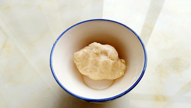 葱香摸底酥,切拌至无干粉状态,用力揉面5分钟,用保鲜膜密封醒面2个小时。