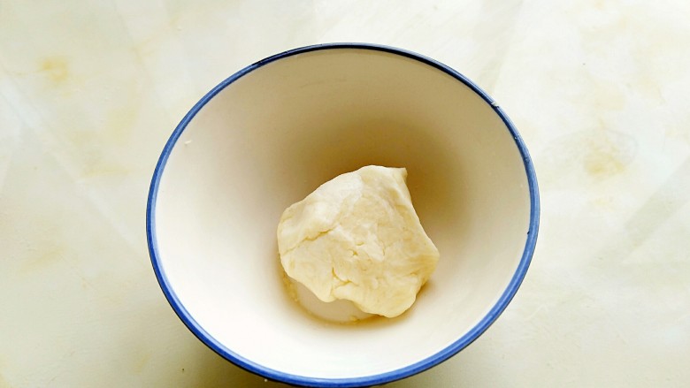 葱香摸底酥,切拌至无干粉状态,用保鲜膜密封备用。