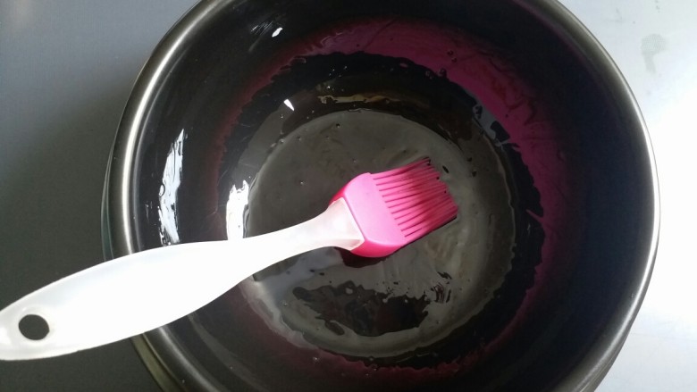 腊味煲仔饭,锅洗干净,用厨房纸巾擦干后抹上一层油