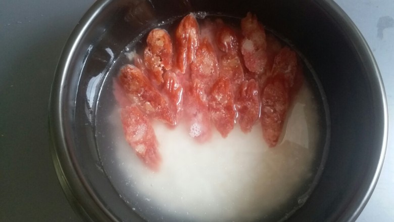 腊味煲仔饭,腊肠依次摆入锅中