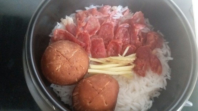 腊味煲仔饭,放入姜丝,香菇