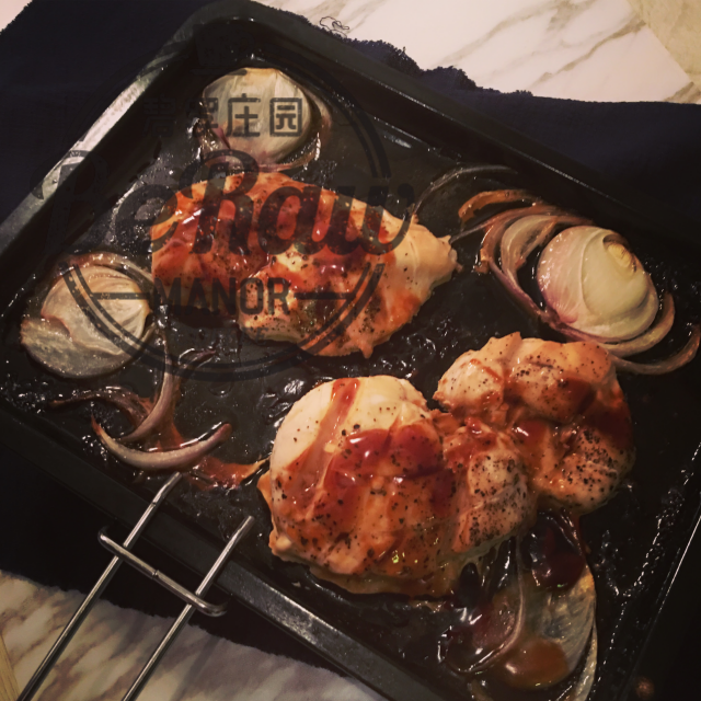 健身减脂餐——香烤鸡胸肉,烤至结束后,取出烤盘,此刻你一定可以感受到阵阵香气扑面而来......