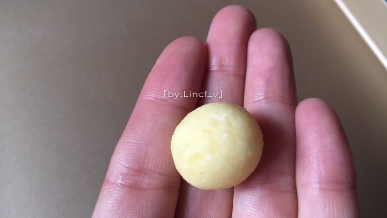 椰香土豆球,然后抓成一个个的小团,揉成小圆球