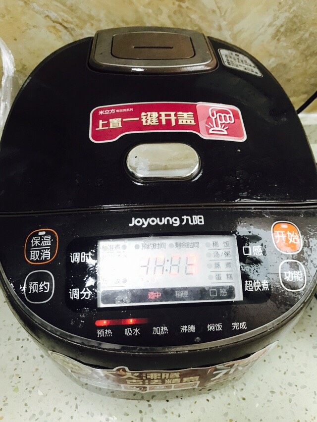 电饭锅美味排骨饭,按上精华煮,静静等待美味的诞生。