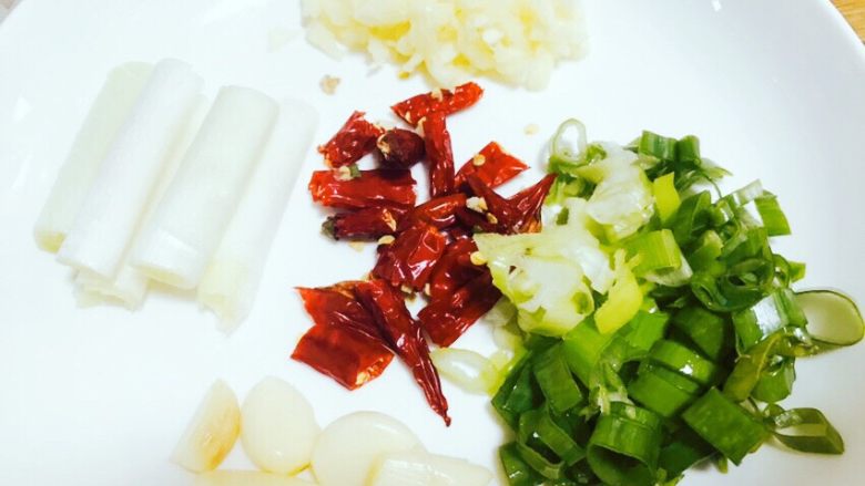 电饭锅美味排骨饭,姜,蒜,葱,辣椒切好。
