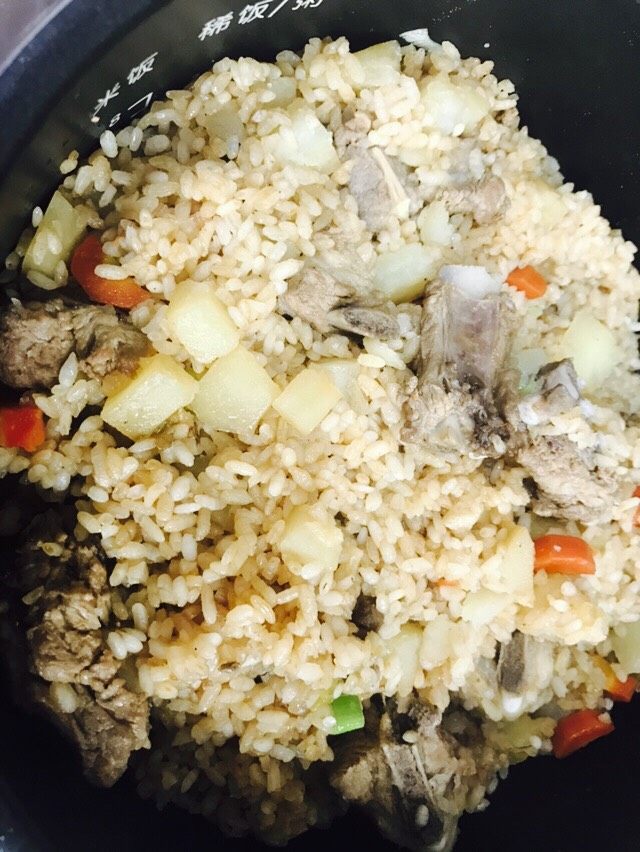 电饭锅美味排骨饭,闻着香味,忍不住去偷看了一眼,在等等……