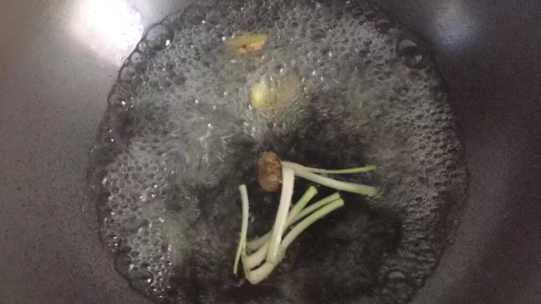 文蛤蒸蛋,新鲜的蛤蜊洗净表面的泥沙,准备一锅开水,下入葱段、姜片,加入少许盐和料酒