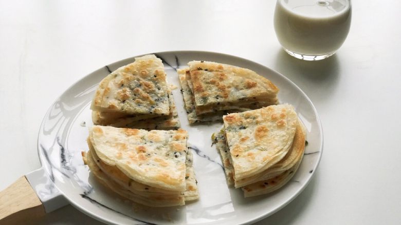 香酥葱油饼,倒上一杯牛奶,元气早餐哦~