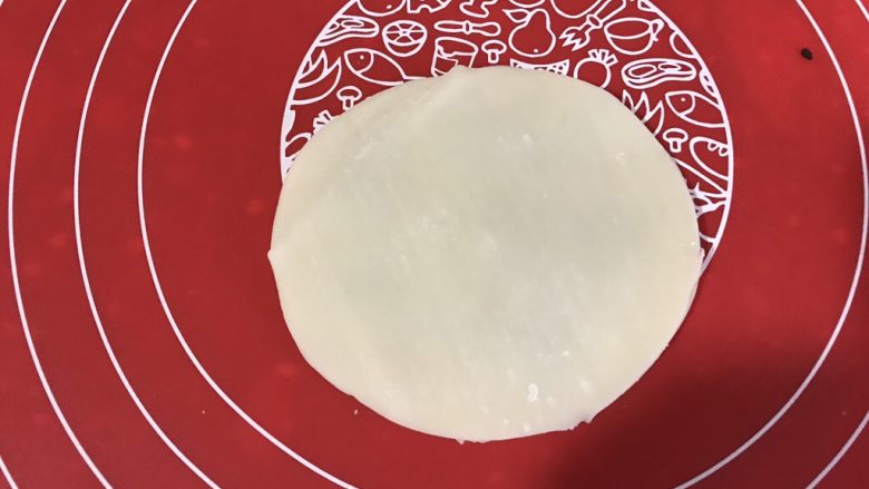 香酥葱油饼,盖上另一片饺子皮,重复以上步骤,一共盖6片饺子皮