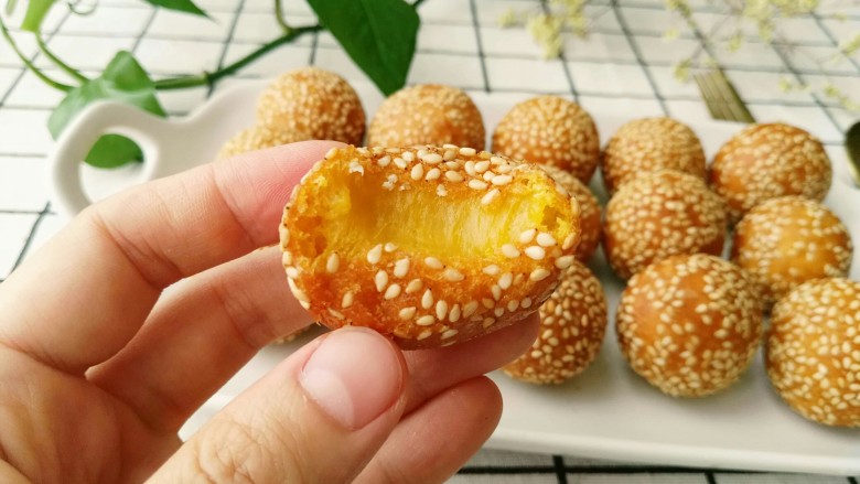 芝麻南瓜麻团,咬一口满口香甜。这一次的没有加馅儿,也很好吃,如果喜欢吃带馅儿的可以加上黑芝麻,或者加芝士也行。