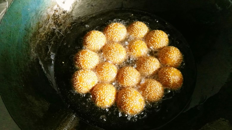 芝麻南瓜麻团,火大了会溅油,小火的话慢慢的由内而外慢慢的熟,你会发现随着时间麻团会慢慢的浮起来。颜色也会变成金黄色。