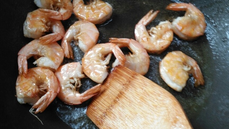 潇大妈-蛋黄开边虾,锅内下油,把油烧得非常热,
然后把料酒倒掉,把虾放锅里炒至虾皮焦黄。