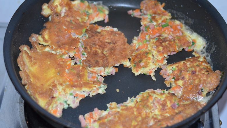胡萝卜火腿煎蛋,越吃越爱,两面煎香,熟透出锅。