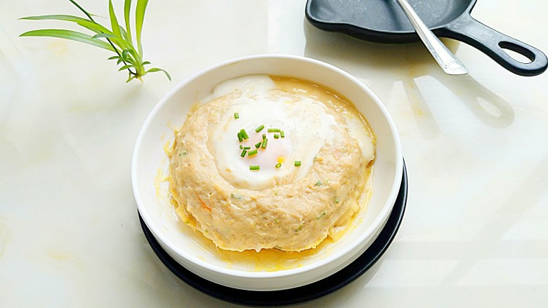 鲜虾肉蒸抱蛋,取出撒上<a style='color:red;display:inline-block;' href='/shicai/ 3232'>香葱</a>碎即可食用!