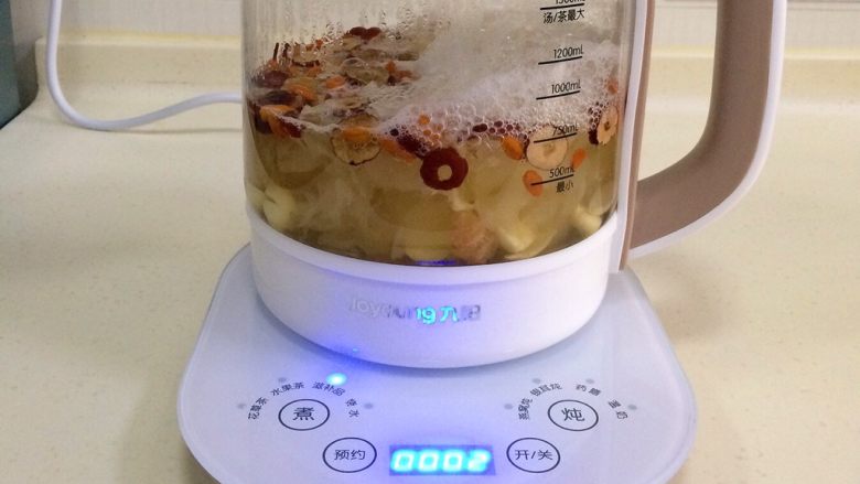 银耳莲子百合汤,煮完结束后,可以直接吃,也可以继续焖10-20分钟。