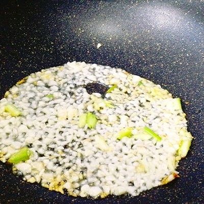 咸鱼茄子煲,蒜,蒜,姜,爆香后放入鱼干。