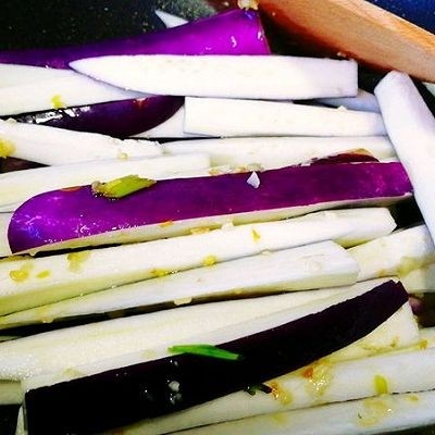 咸鱼茄子煲,.再倒入茄子,快速翻炒。