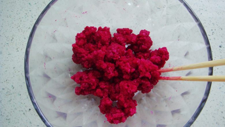 莲蓉花朵和果子,搅拌成块,看不到干粉晾至温热。