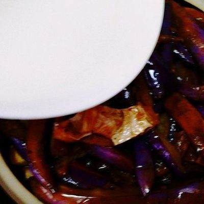 咸鱼茄子煲,.盛到沙煲里,均匀的倒入少许开水。