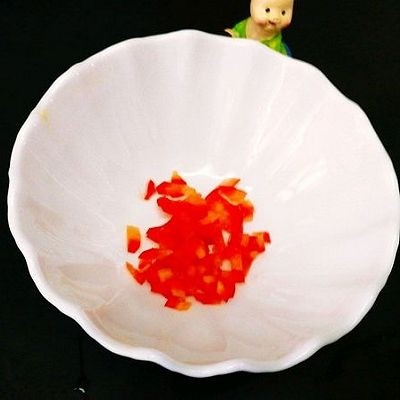 咸鱼茄子煲,红椒切点,会吃辣的友友可以加辣椒