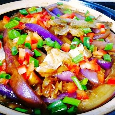 咸鱼茄子煲,好时撒上葱花,红椒即可