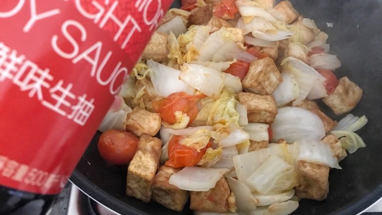 西红柿白菜炒豆腐,起锅前加少许<a style='color:red;display:inline-block;' href='/shicai/ 788'>生抽</a>,翻炒均匀就可以关火啦。