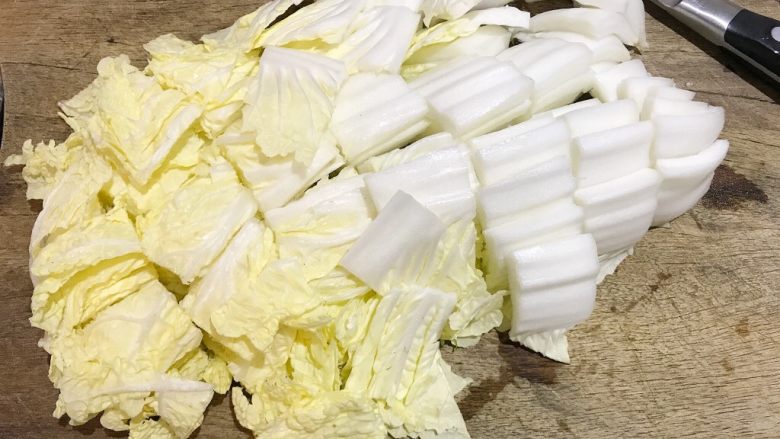 西红柿白菜炒豆腐,首先我们将白菜洗净切成块,