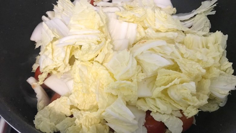 西红柿白菜炒豆腐,加入白菜,