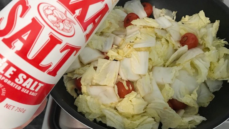 西红柿白菜炒豆腐,撒上少许盐,(这里加盐是帮助白菜和西红柿出水不粘锅),