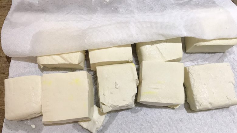 西红柿白菜炒豆腐,再将豆腐用厨房纸吸干,