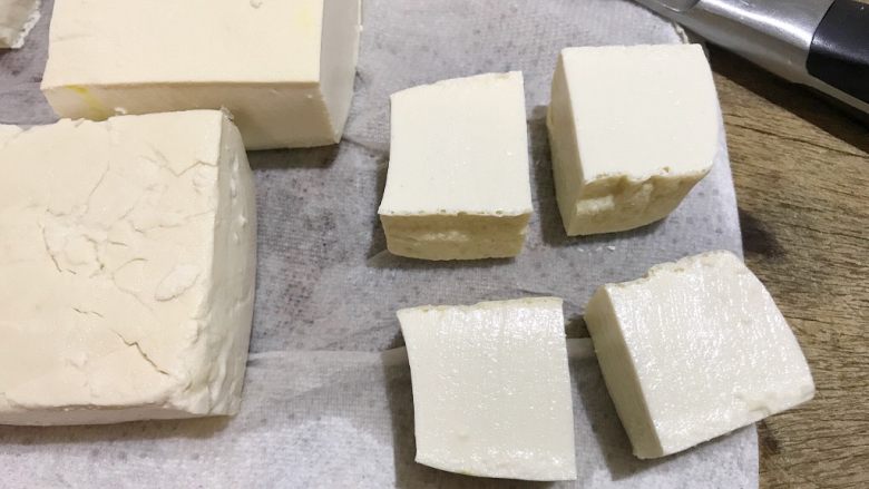 西红柿白菜炒豆腐,将豆腐,切成2cm见方的小块,