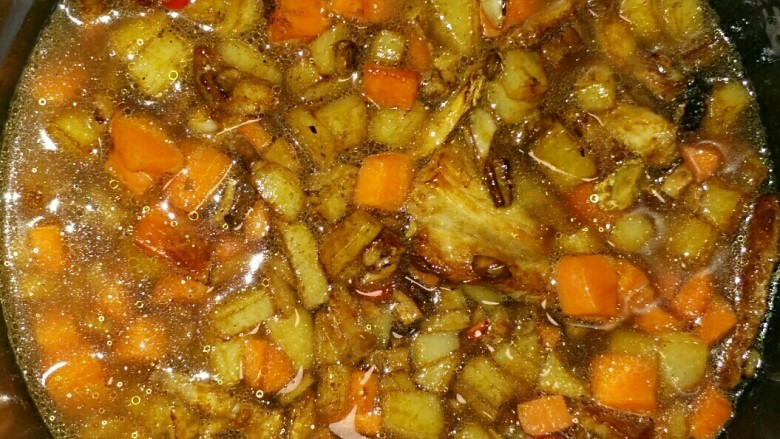 满满的学生情怀――电饭锅闷饭。,把超好的菜翻入装有米的电饭锅里,加入适量水。