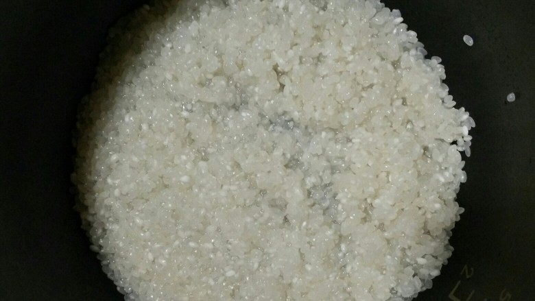 满满的学生情怀――电饭锅闷饭。,按两人的米量,把米淘洗干净放入电饭锅里。