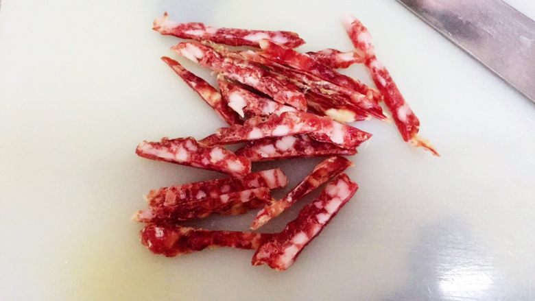 土豆焖猫耳朵,腊肠切成条备用
